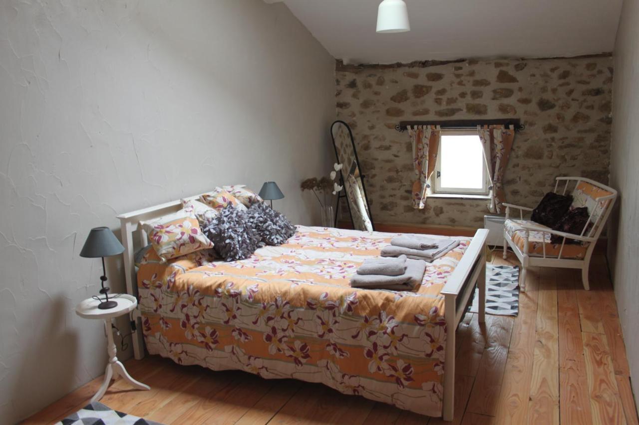 Gite La Pimparola Villa Nouic Bagian luar foto