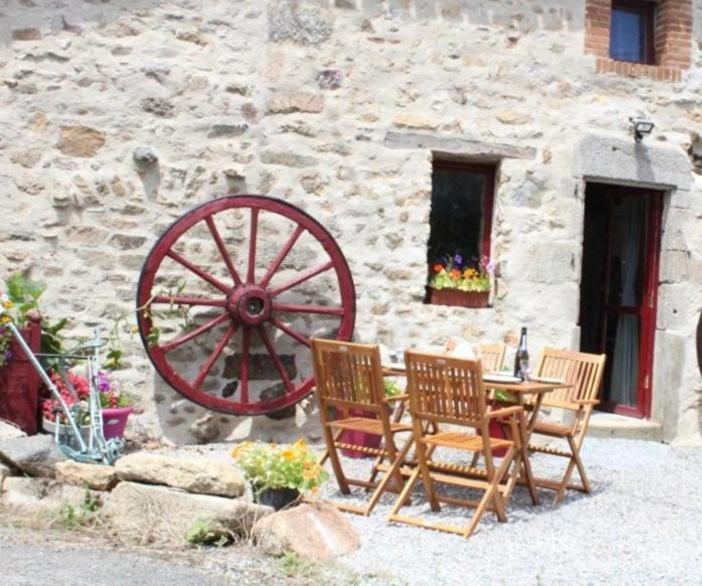 Gite La Pimparola Villa Nouic Bagian luar foto